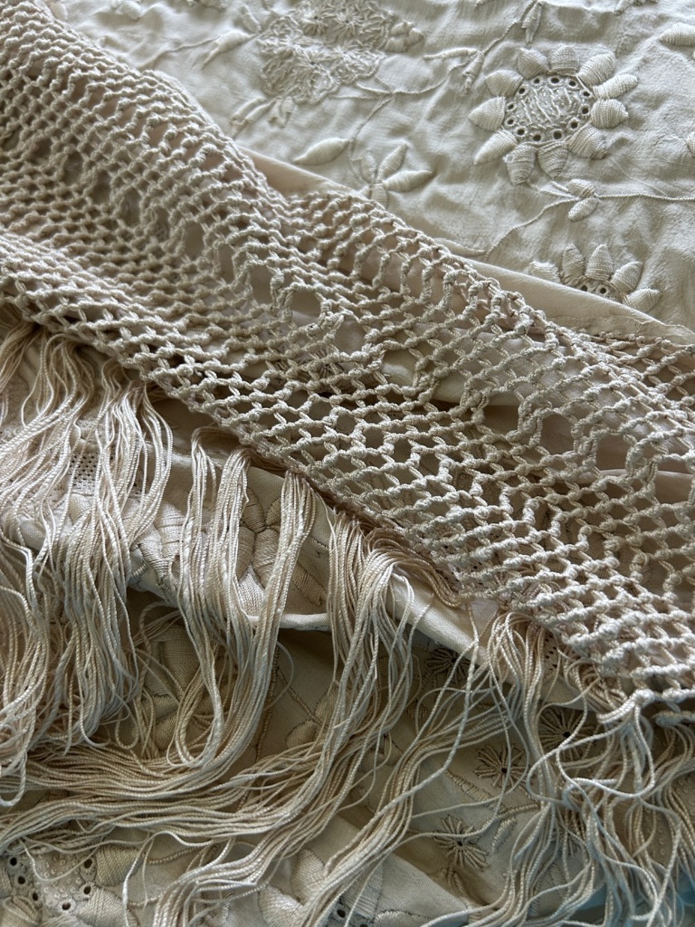 Antique ivory Embroidered Victorian throw with Fringe from great grandmother. - Picture 2 of 4